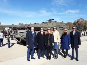 La Junta de Gobierno en el desfile militar en la base de Cerro Muriano