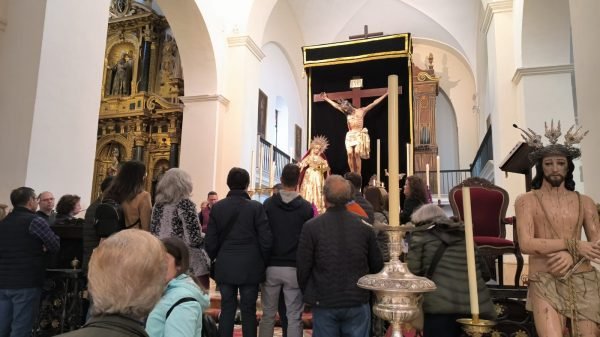 La IV Ruta Cofrade recala en la Parroquia de Santiago