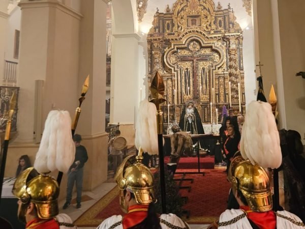 Solemne besapiés y besamanos del Viernes de Dolores