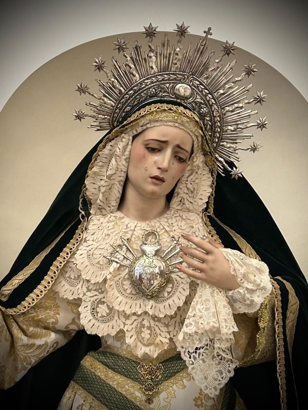 Santa María del Socorro ataviada para el tiempo pascual