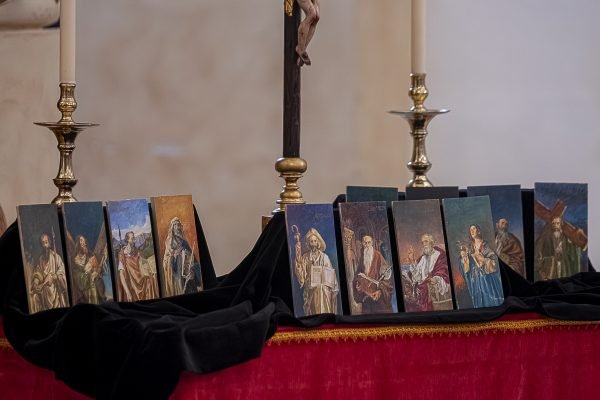 La Cofradía engrandece su patrimonio con una serie pictórica inspirada en el Apostolado de José Garnelo